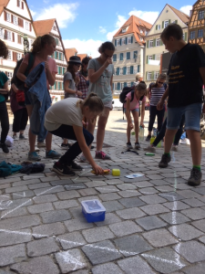 Eindruck des Stadtrundgangs bei einer Schuelergruppe
